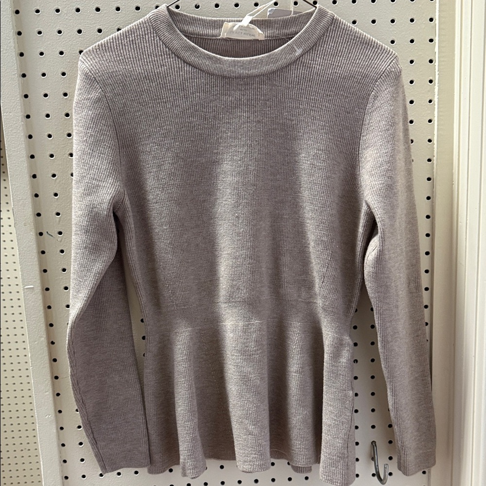 Ribbed Peplum Crewneck Sweatshirt in Light Gray